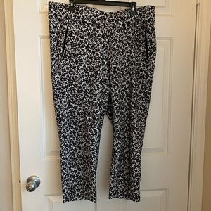Lane Bryant. Size 20P. Ankle floral pant. (Tub A)
